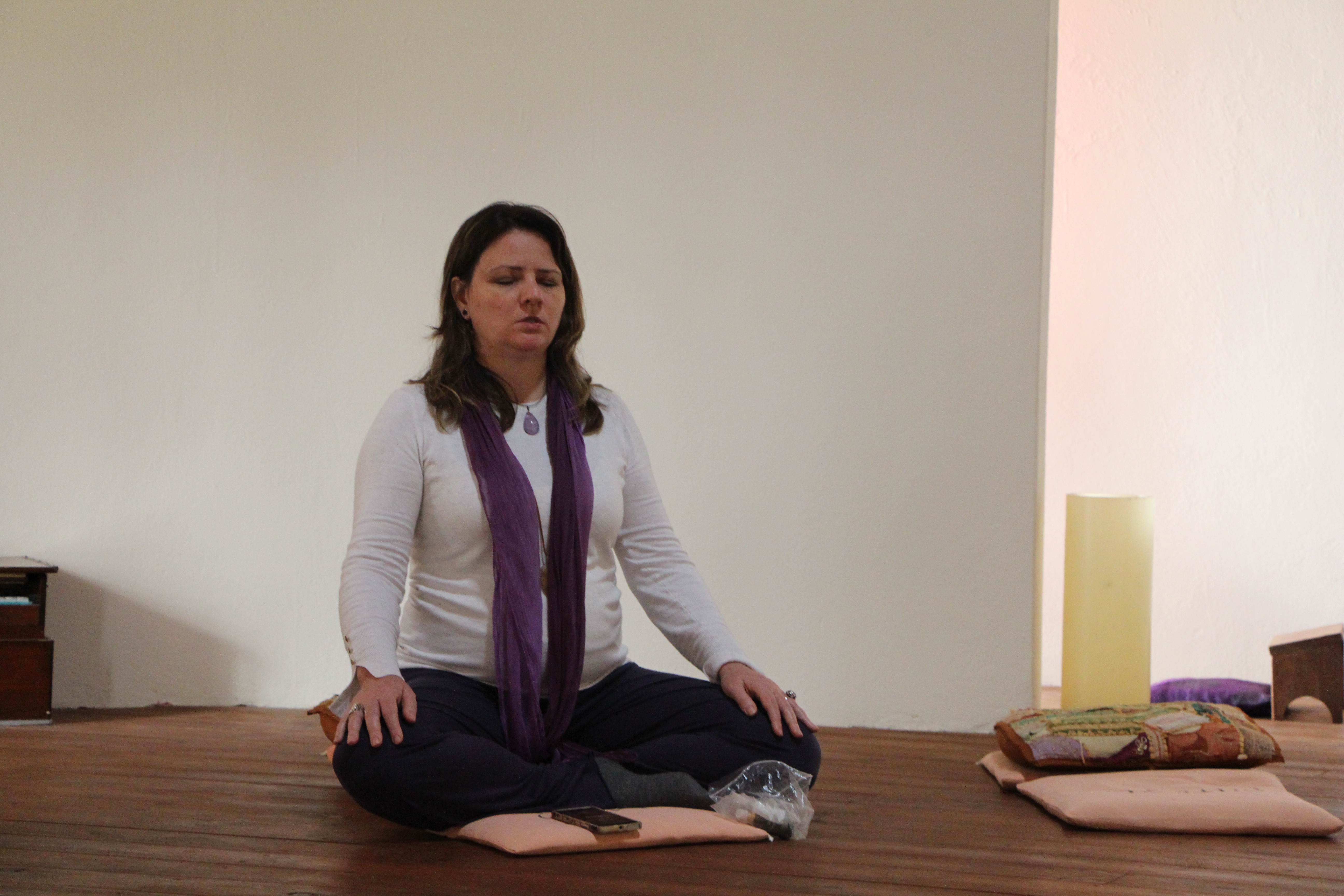 Katya Stübing em prática meditativa durante retiro