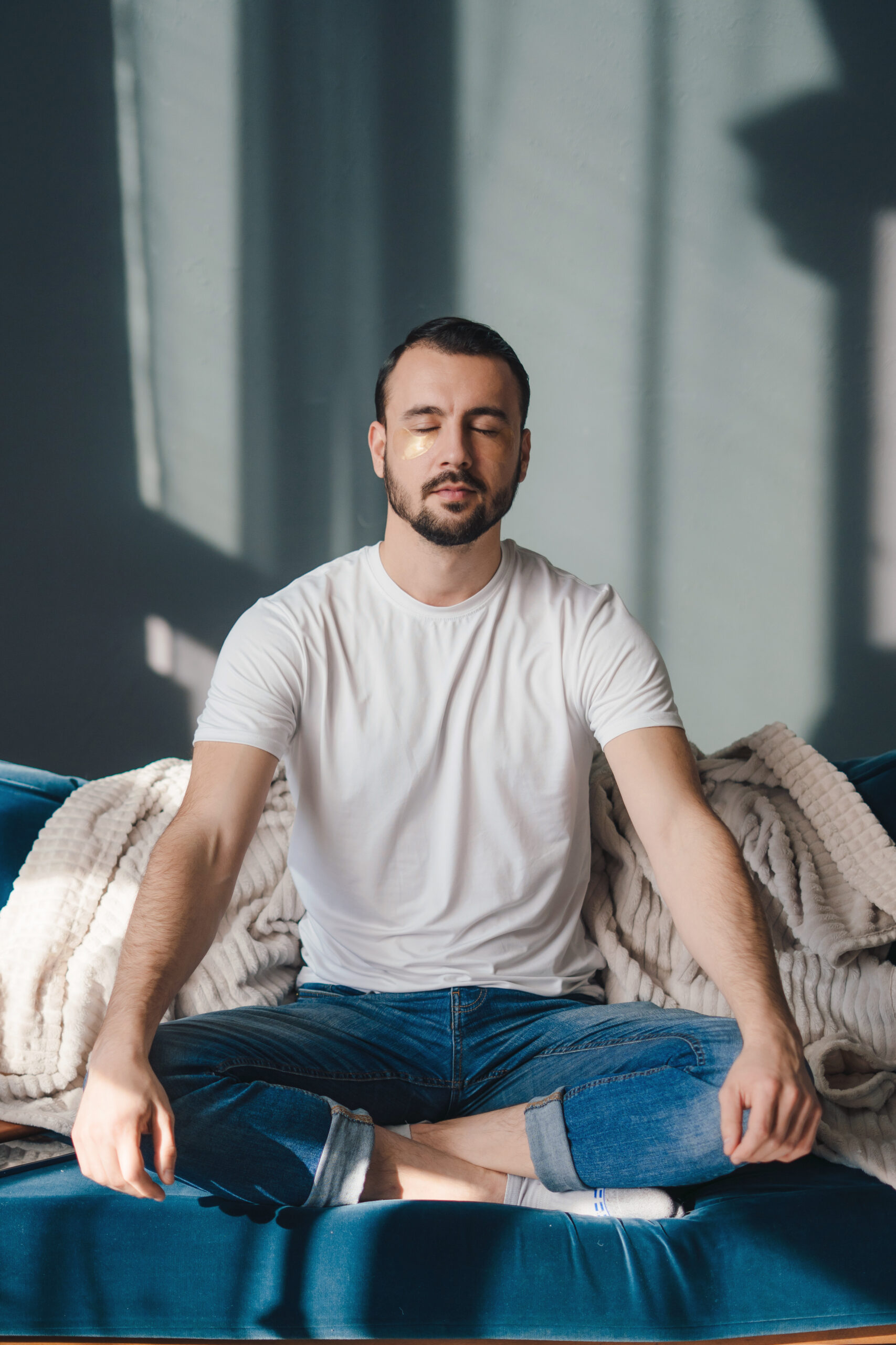 Pessoa em prática meditativa formal