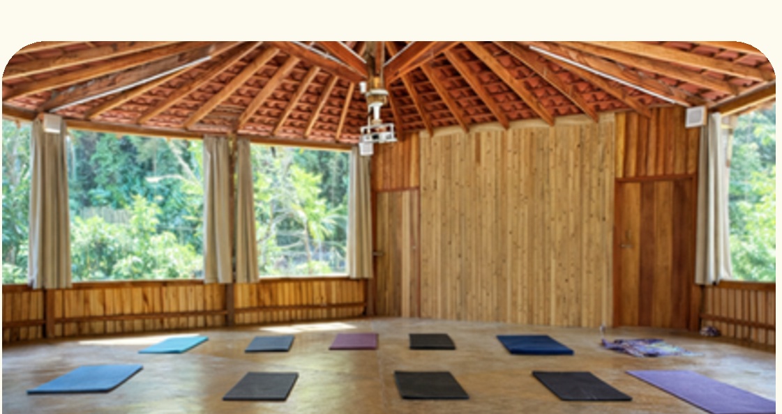 Sala de práticas da pousada O Bosque, em Joanópolis
