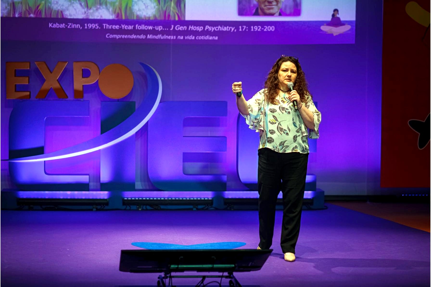 Katya Stübing em palestra no CIEE Expo
